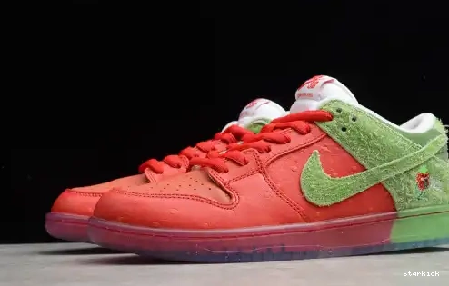Dunk CW7093-601 Nike low"strawberry cough" SB 0606